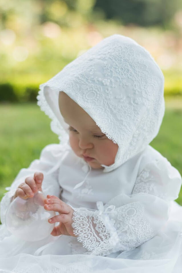 Robe de baptême pour bébé et petite fille en tulle brodé italien, doublée de coton, modèle printemps à manches longues. Création Fil de Légende. Photo avec le béguin assorti.