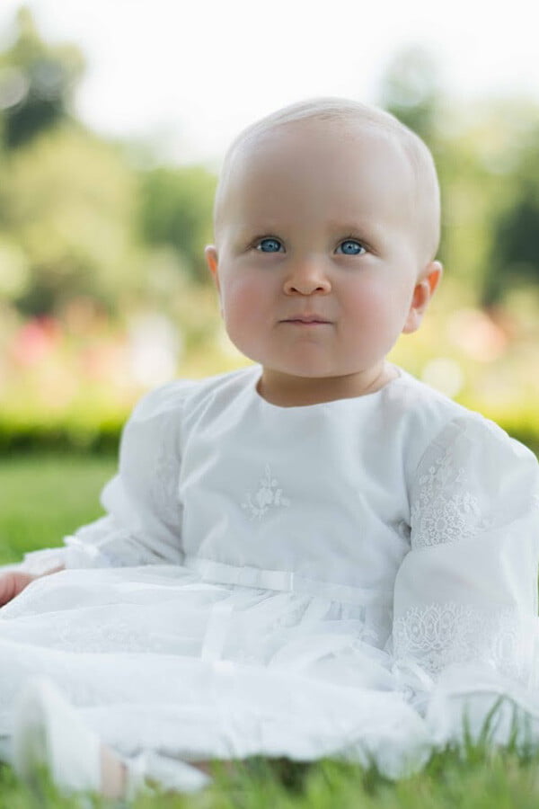 Robe de baptême pour bébé et petite fille en tulle brodé italien, doublée de coton, modèle printemps à manches longues. Création Fil de Légende. Gros plan corsage.