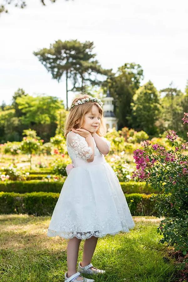 Robe de baptême fille et tenue de cérémonie pour bébé en tulle brodé italien, doublée satin. Création française Fil de Légende, confection haut de gamme. Robe portée par une petite fille.