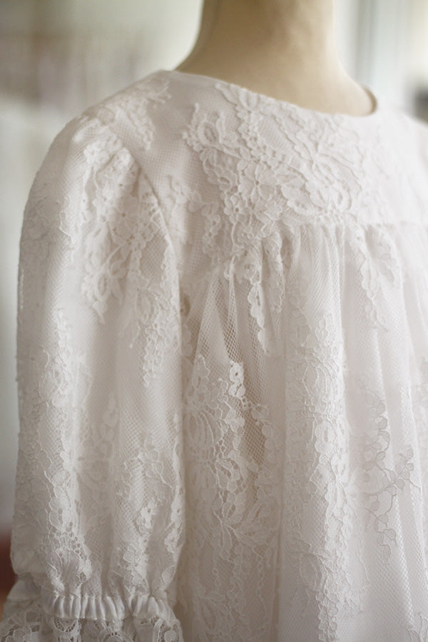 Robe de baptême fille taille haute en dentelle italienne blanc cassé doublée polaire. Modèle chaud pour l'hiver avec manches longues. Création française Fil de Légende. Photo  des manches.
