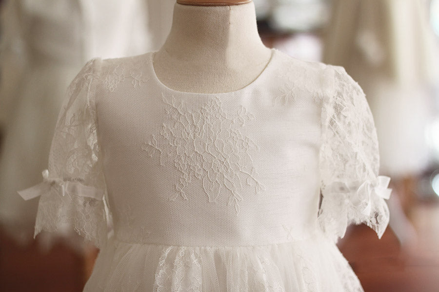 Robe de baptême fille en dentelle fine avec manches, corsage et jupe en dentelle. Cousu main en France. Photo du corsage.