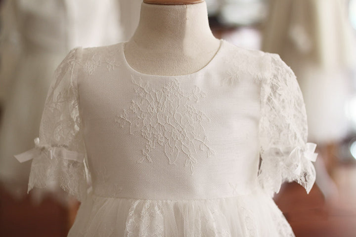 Robe de baptême fille en dentelle fine avec manches, corsage et jupe en dentelle. Cousu main en France. Photo du corsage.