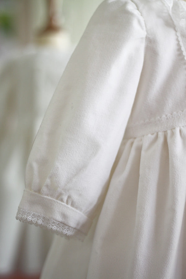 Robe de baptême fille pour l'hiver en velours blanc cassé et dentelle de Calais, doublée polaire. Création française Fil de Légende. Photo des manches.