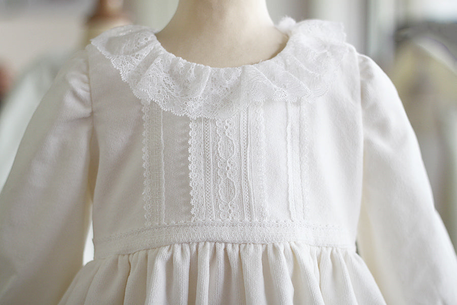 Robe de baptême fille pour l'hiver en velours blanc cassé et dentelle de Calais, doublée polaire. Création française Fil de Légende. Photo du corsage. 