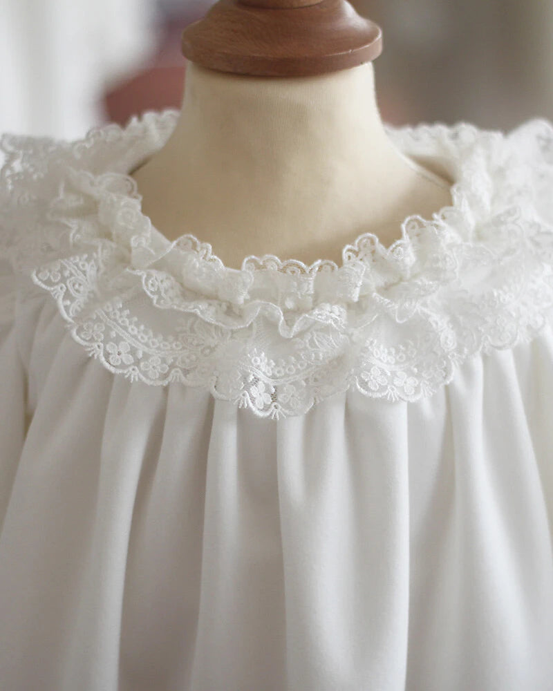 Robe de baptême fille pour l'hiver en velours blanc cassé et dentelle, doublée polaire. Création française Fil de Légende. Photo du col.