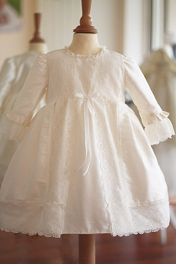 Robe de baptême fille en soie blanc cassé et dentelle dans un style princesse. Cousu main en France. Boutique Fil de Légende à Paris, Neuilly-sur-Seine.