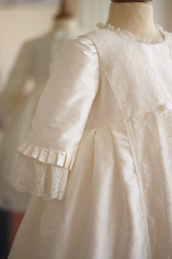 Robe de baptême fille en soie blanc cassé et dentelle dans un style princesse. Cousu main en France. Photo des manches.