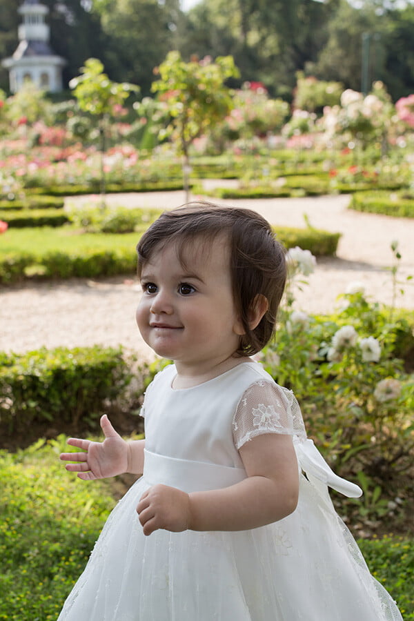 Robe de baptême ou de cérémonie pour bébé et petite fille en dentelle de Calais, doublée de satin, modèle été à manches courtes. Création Fil de Légende. Photo du corsage.