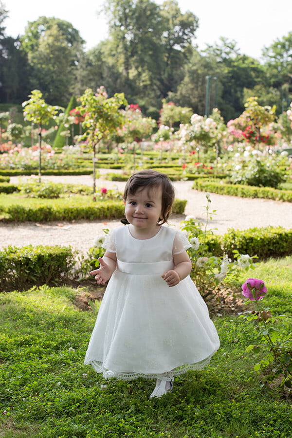 Robe de baptême ou de cérémonie pour bébé et petite fille en dentelle de Calais, doublée de satin, modèle été à manches courtes. Création Fil de Légende. Photo de robe portée par un bébé.