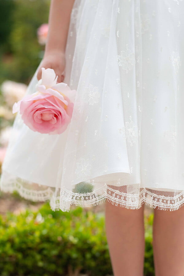 Robe de baptême ou de cérémonie pour bébé et petite fille en dentelle de Calais, doublée de satin, modèle été à manches courtes. Création Fil de Légende. Photo de la dentelle.