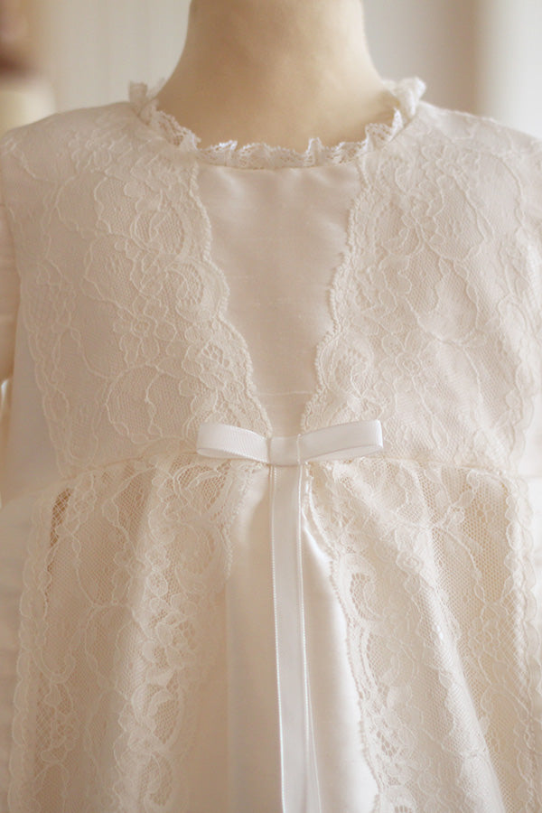 Robe de baptême fille en soie blanc cassé et dentelle dans un style princesse. Cousu main en France. Photo du devant du corsage.