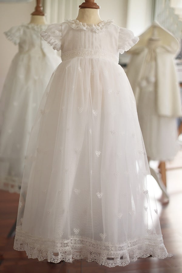 Robe de baptême traditionnelle bébé fille Gloria en tulle brodé, dentelle et mousseline de coton blanc cassé. Création française Fil de Légende. Disponible en ligne et en boutique à Paris, Neuilly-sur-Seine.