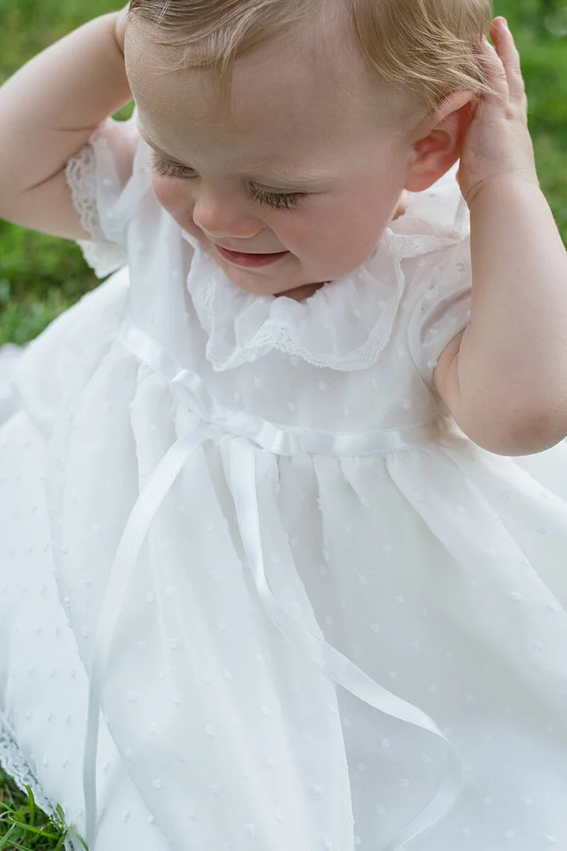 Robe de baptême bébé fille en voile plumetis doublé coton. Modèle été manches courtes. Création française Fil de Légende. Photo de la collerette.