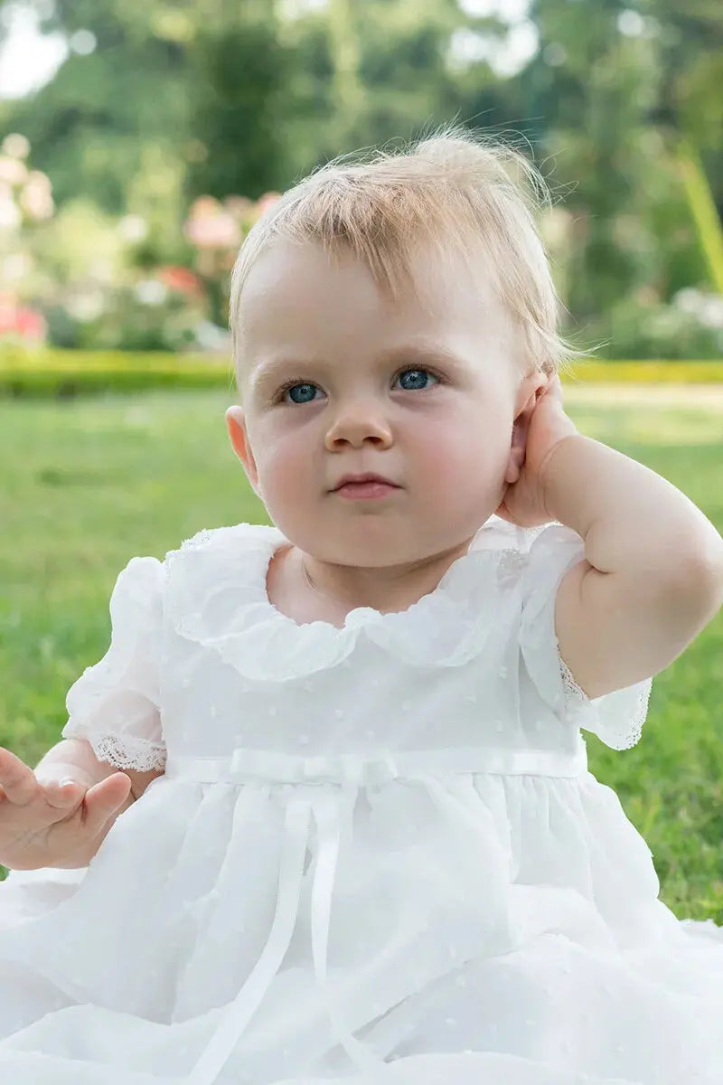 Robe de baptême bébé fille en voile plumetis doublé coton. Modèle été manches courtes. Création française Fil de Légende. Photo du corsage