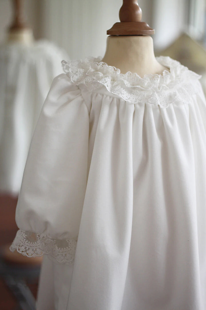 Robe de baptême fille pour l'hiver en velours blanc cassé et dentelle, doublée polaire. Création française Fil de Légende. Photo des manches.