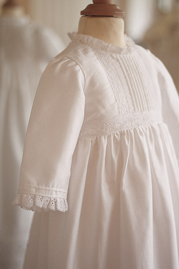 Robe baptême traditionnelle mixte pour bébé fille ou garçon en coton blanc et dentelle de Calais. Modèle manches longues. Création française Fil de Légende. Photo des manches.