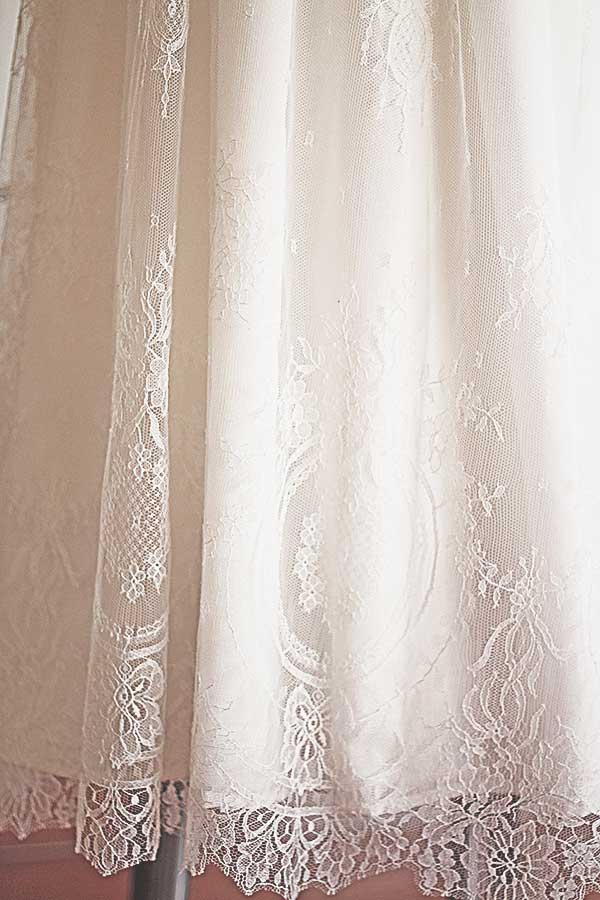 Robe de baptême traditionnelle en dentelle fine. Cousu main en France. Photo de la dentelle de la jupe.