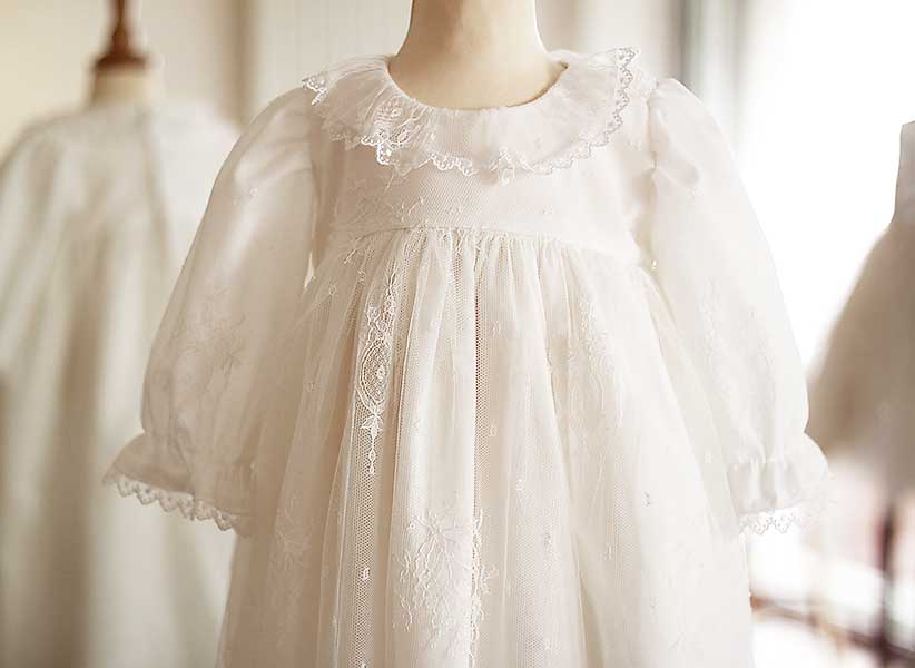 Robe de baptême traditionnelle en dentelle fine. Cousu main en France. Photo du corsage.