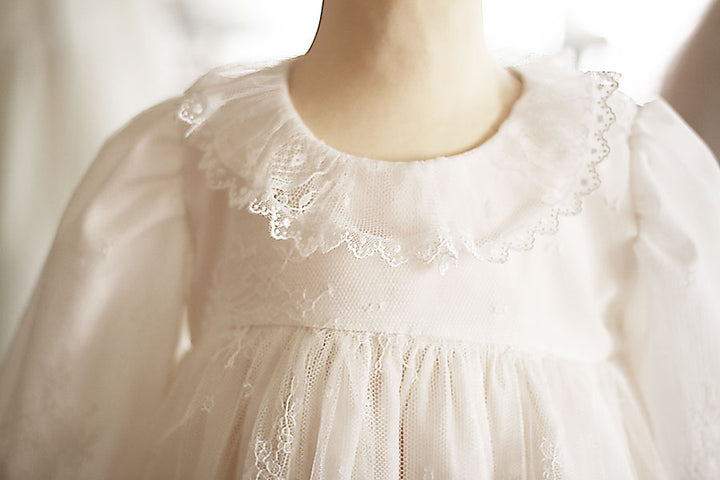 Robe de baptême traditionnelle en dentelle fine. Cousu main en France. Photo de la collerette en dentelle du corsage.