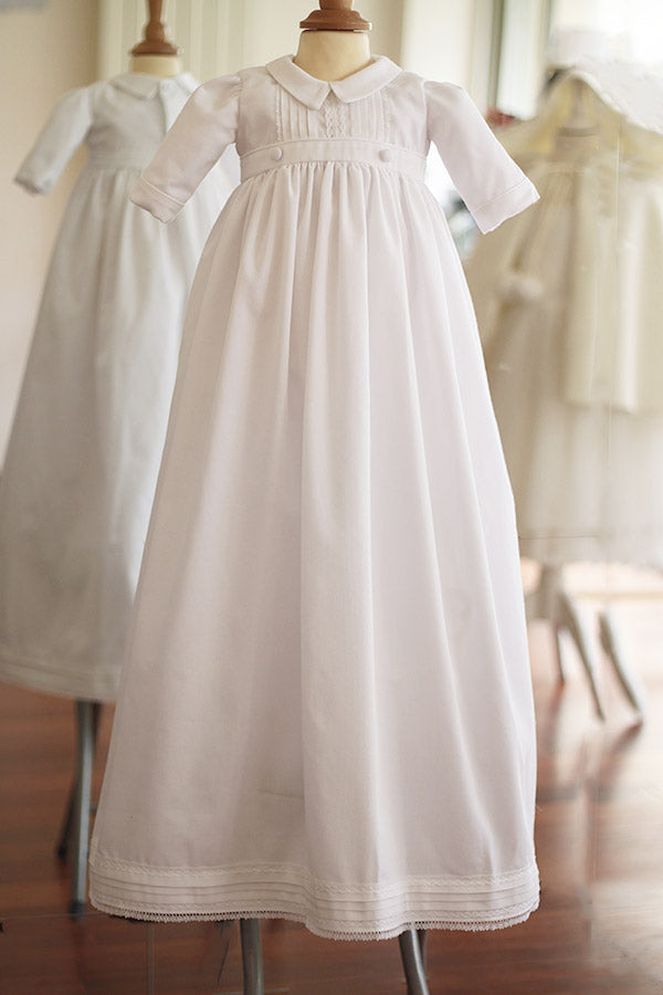 Robe de baptême traditionnelle bébé garçon Gabriel en piqué de coton blanc et dentelle de coton. Création française Fil de Légende. Disponible en ligne et en boutique à Paris, Neuilly-sur-Seine.