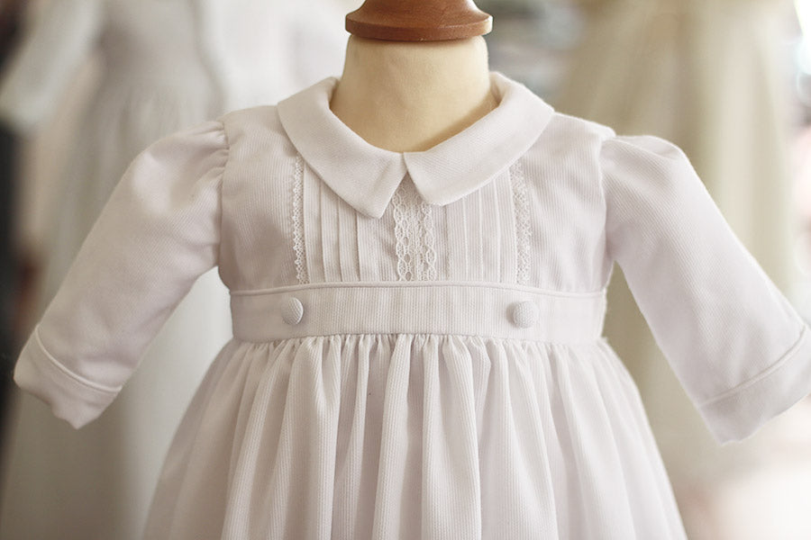 Robe de baptême traditionnelle bébé garçon Gabriel en piqué de coton blanc et dentelle de coton. Création française Fil de Légende. Photo du corsage de la robe sur mannequin de couture