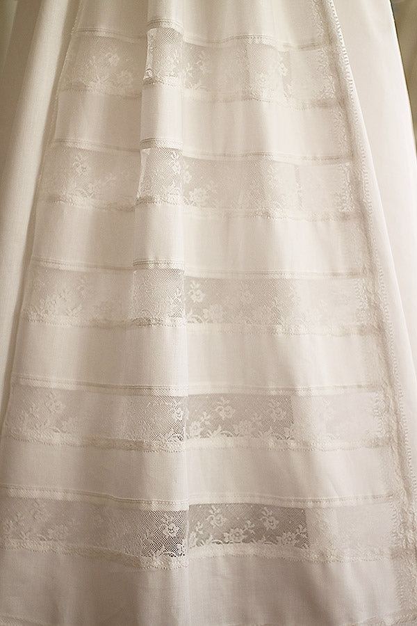Robe de baptême traditionnelle bébé en coton et dentelle de Calais blanc cassé. Modèle manches longues. Création française Fil de Légende. Photo de la dentelle de Calais.