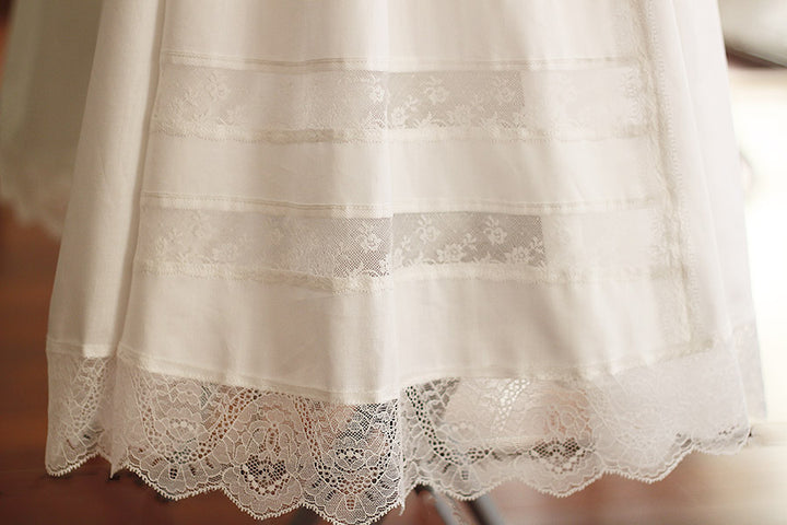 Robe de baptême traditionnelle bébé en coton et dentelle de Calais blanc cassé. Modèle manches longues. Création française Fil de Légende. Photo du bas de la jupe.