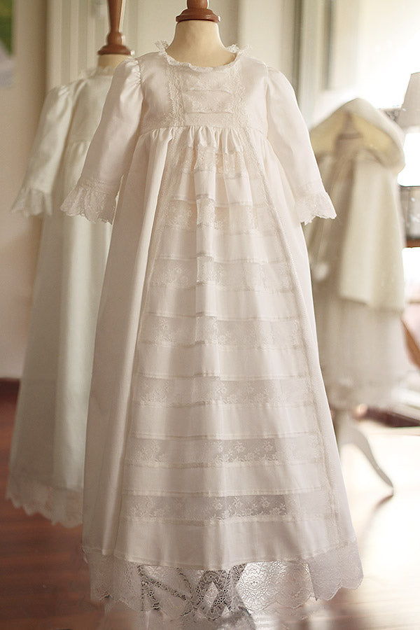 Robe de baptême traditionnelle bébé en coton et dentelle de Calais blanc cassé. Modèle manches longues. Création française Fil de Légende. Disponible en ligne ou en boutique showroom à Paris, Neuilly-sur-Seine.