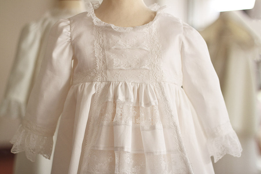 Robe de baptême traditionnelle bébé en coton et dentelle de Calais blanc cassé. Modèle manches longues. Création française Fil de Légende. Photo du corsage.