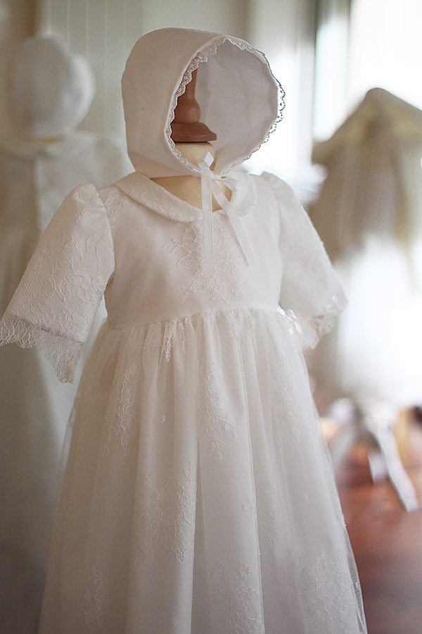Bonnet de baptême traditionnel pour bébé en dentelle fine. Couleur blanc cassé. Fait main en France. Vue de côté.