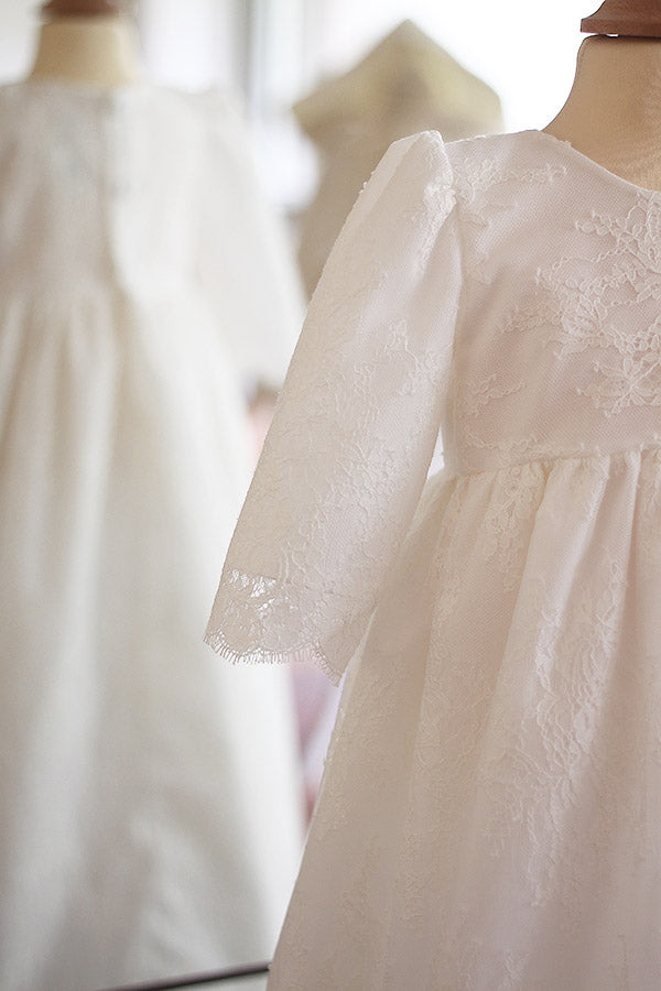 Robe baptême traditionnelle bébé en dentelle italienne blanc cassé doublée coton. Modèle manches longues. Création française Fil de Légende. Photo des manches.