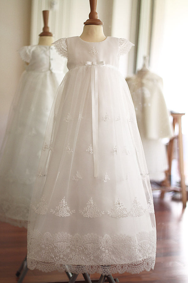Robe baptême traditionnelle bébé fille en tulle souple brodé et dentelle doublée de satin. Modèle été manches courtes. Création française Fil de Légende. Disponible en ligne et en boutique showroom Paris, Neuilly-sur-Seine.