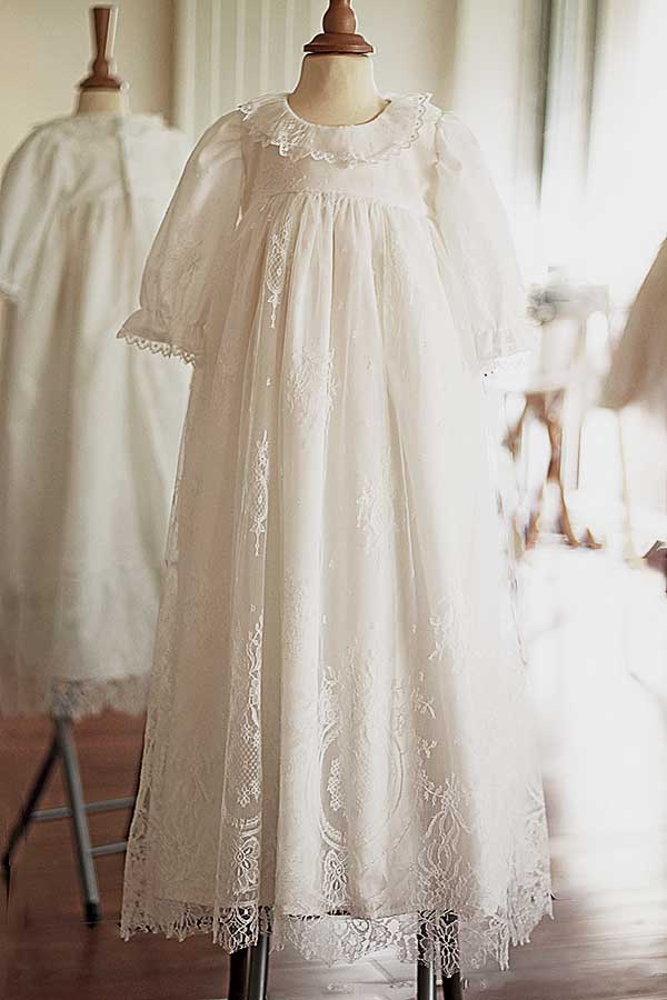 Robe de baptême traditionnelle en dentelle fine. Cousu main en France. Boutique Fil de Légende à Paris, Neuilly-sur-Seine.