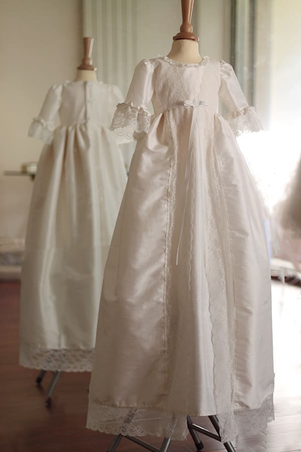 Robe de baptême traditionnelle bébé fille en soie et dentelle dans un style princesse. Cousu main en France. Boutique Fil de Légende à Paris, Neuilly-sur-Seine.