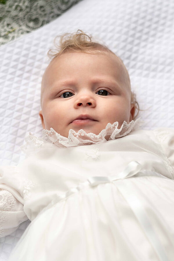 Robe de baptême traditionnelle bébé fille en tulle souple brodé et dentelle doublée coton. Création française Fil de Légende. Photo de la collerette.