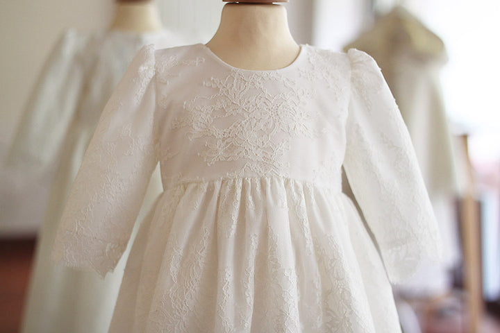 Robe baptême traditionnelle bébé en dentelle italienne blanc cassé doublée coton. Modèle manches longues. Création française Fil de Légende. Photo du corsage.