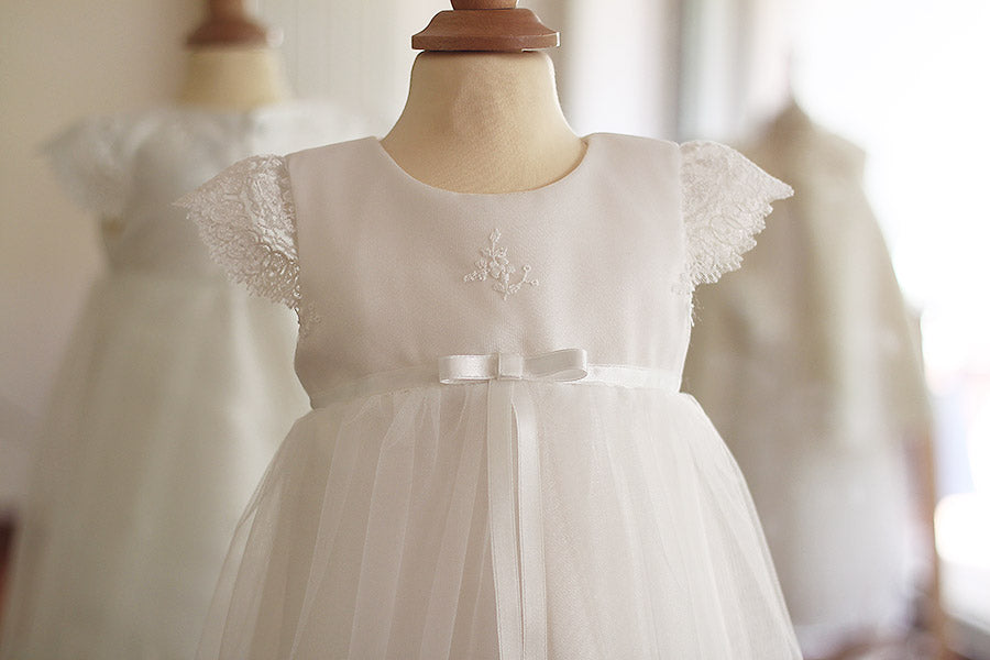 Robe baptême traditionnelle bébé fille en tulle souple brodé et dentelle doublée de satin. Modèle été manches courtes. Création française Fil de Légende.  Photo du corsage.