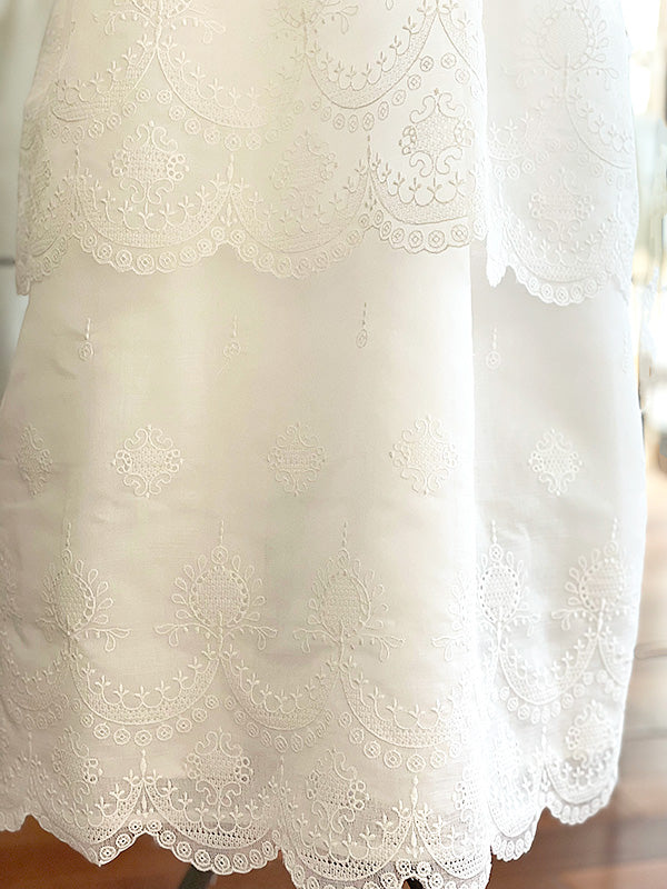 Robe de baptême traditionnelle en mousseline de coton brodé. Robe manches longues. Cousu main en France. Photo de la jupe.
