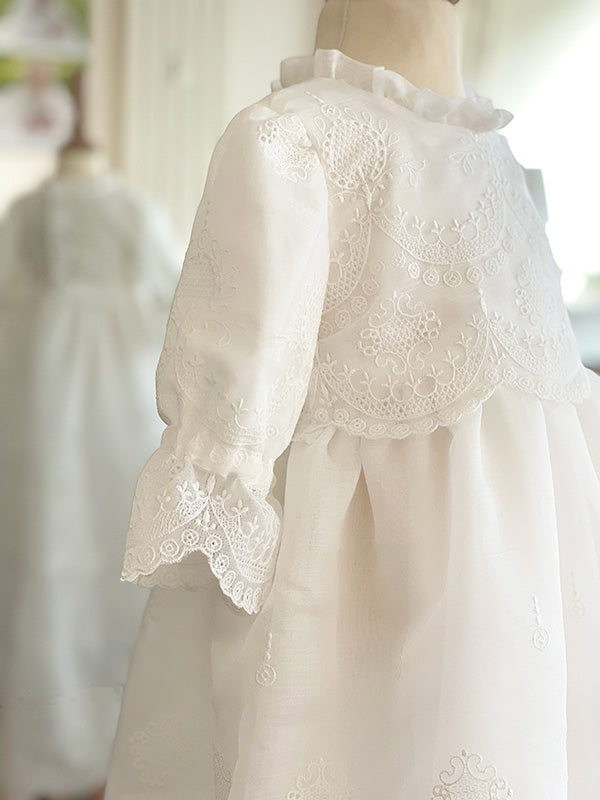 Robe de baptême traditionnelle en mousseline de coton brodé. Robe manches longues. Cousu main en France. Photo des manches.