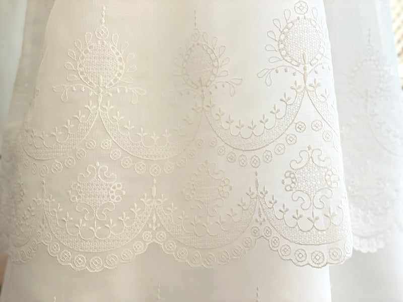Robe de baptême traditionnelle en mousseline de coton brodé. Robe manches longues. Cousu main en France. Photo du tissu brodé.
