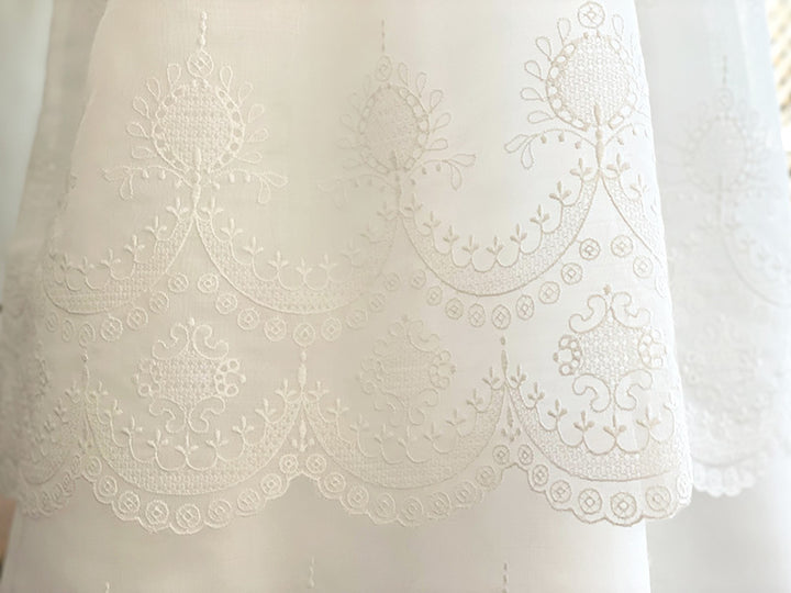 Robe de baptême traditionnelle en mousseline de coton brodé. Robe manches longues. Cousu main en France. Photo du tissu brodé.