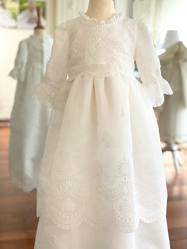 Robe de baptême traditionnelle en mousseline de coton brodé. Robe manches longues. Cousu main en France. Photo du devant de la robe.