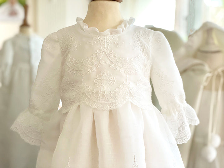 Robe de baptême traditionnelle en mousseline de coton brodé. Robe manches longues. Cousu main en France. Photo du devant du corsage.