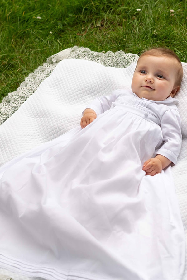Robe de baptême traditionnelle bébé garçon Gabriel en piqué de coton blanc et dentelle de coton. Création française Fil de Légende. Photo de la robe vue de près.