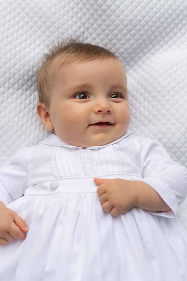 Robe de baptême traditionnelle bébé garçon Gabriel en piqué de coton blanc et dentelle de coton. Création française Fil de Légende. Photo du corsage.