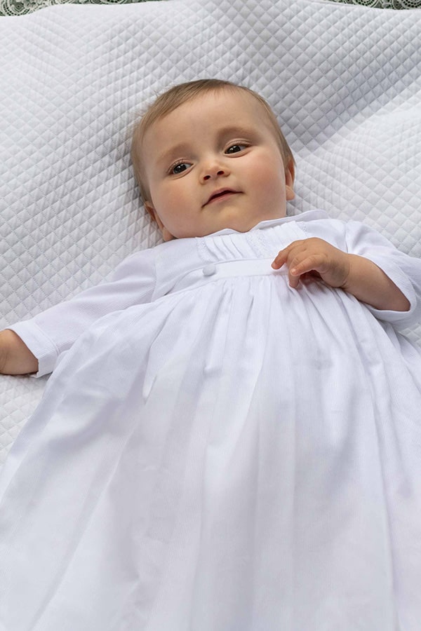 Robe de baptême traditionnelle bébé garçon Gabriel en piqué de coton blanc et dentelle de coton. Création française Fil de Légende. Photo des détails de la robe.