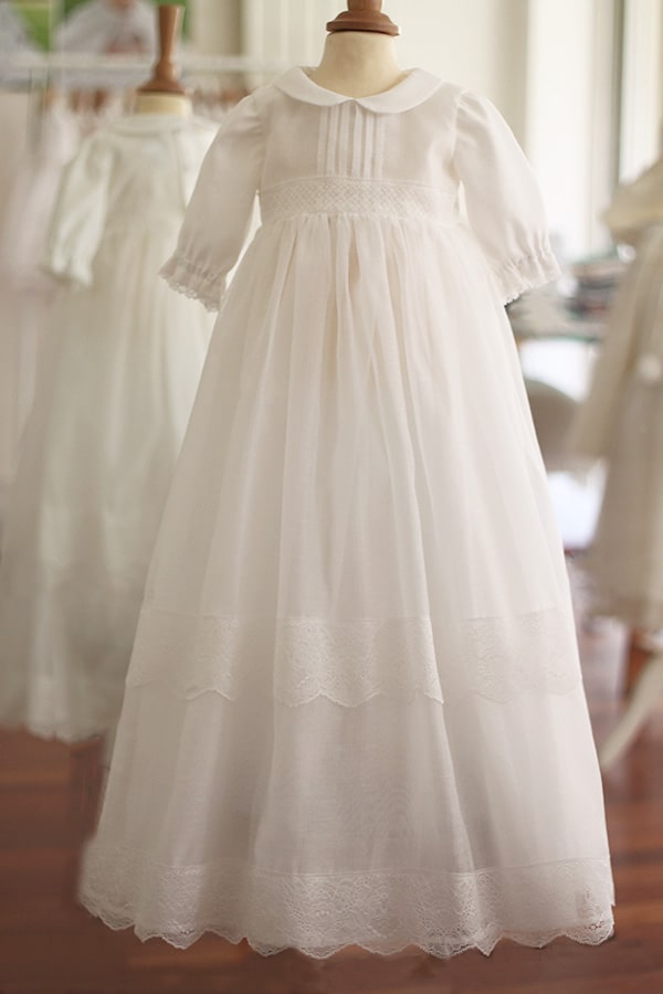 Robe de baptême longue traditionnelle mixte pour filles et garçons en mousseline et dentelle fine. Modèle manches longues. Création française Fil de Légende. Disponible en ligne et en boutique à Paris, Neuilly-sur-Seine.