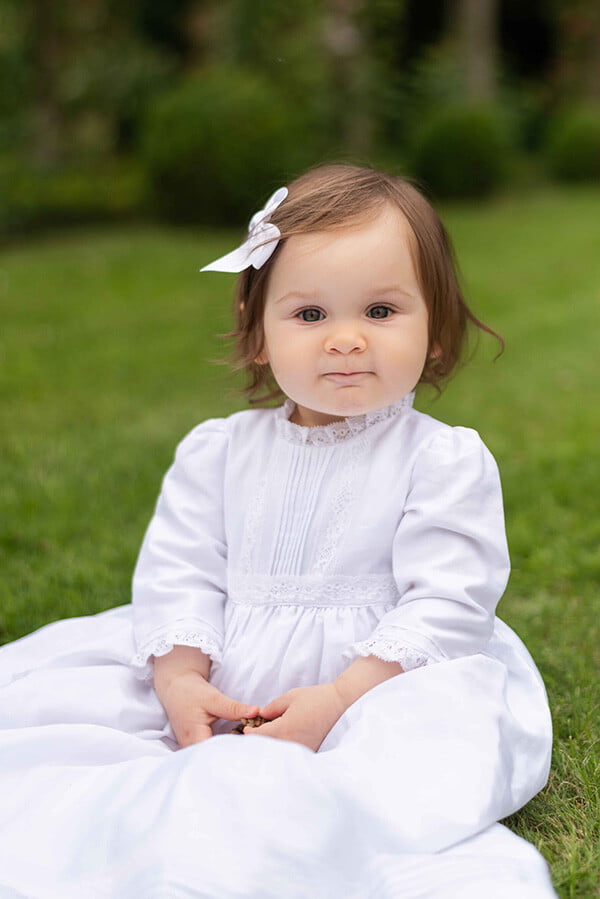 Robe baptême traditionnelle mixte pour bébé fille ou garçon en coton blanc et dentelle de Calais. Modèle manches longues. Création française Fil de Légende. Photo du corsage.