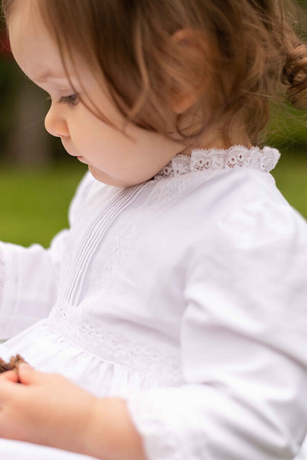 Robe baptême traditionnelle mixte pour bébé fille ou garçon en coton blanc et dentelle de Calais. Modèle manches longues. Création française Fil de Légende. Photo de la dentelle du corsage.