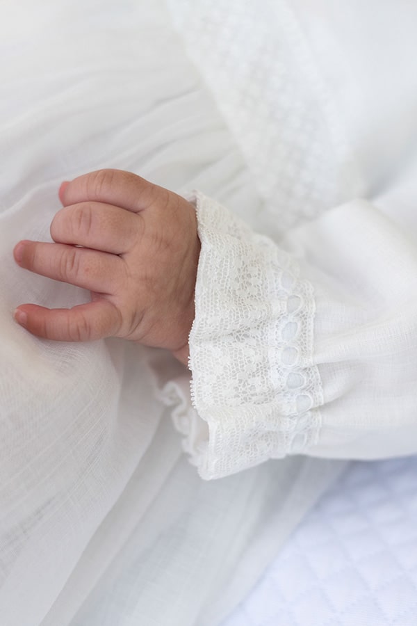 Robe de baptême longue traditionnelle mixte pour filles et garçons en mousseline et dentelle fine. Modèle manches longues. Création française Fil de Légende.  Photo des détails sur les manches.